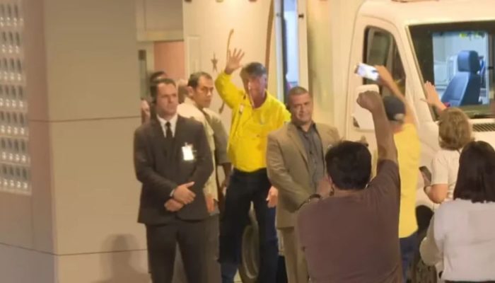 Cirurgia de Jair Bolsonaro termina após 12 horas; saúde segue estável