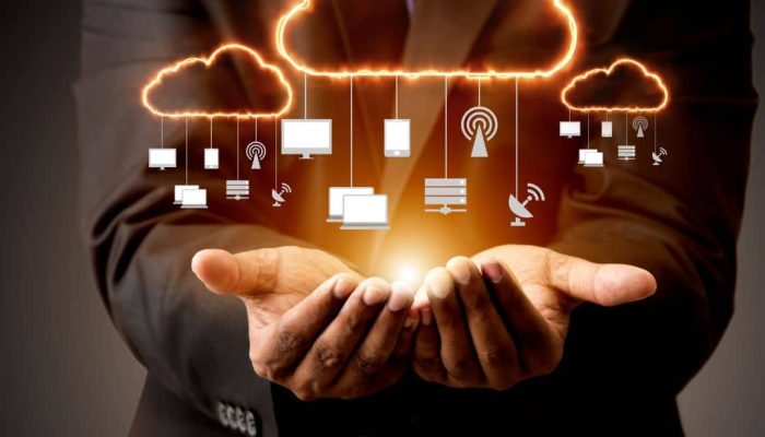 Imagem ilustrando a integração de nuvem híbrida em ambientes corporativos.