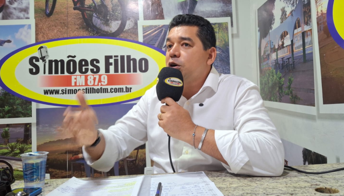 Ferdnand Andrade comenta possível mudança de alinhamento político em Simões Filho durante entrevista em rádio local.