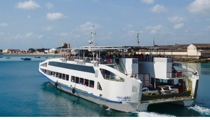 Ferry-boat realiza travessia entre Salvador e Itaparica durante operação especial de feriado