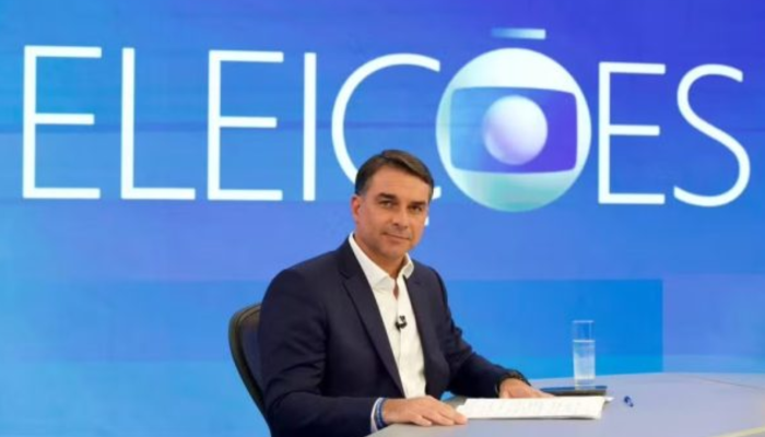 Flávio Bolsonaro almoça com cúpula da Globo antes de sabatina; auxiliares de Lula relatam falta de convite