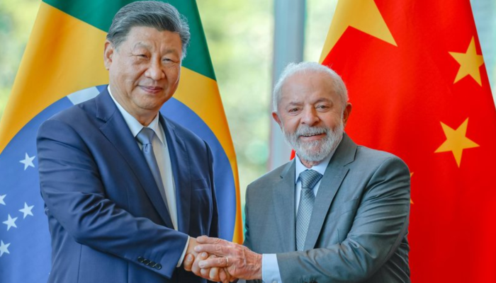 Fotografia dos presidentes Luiz Inácio Lula da Silva e Xi Jinping durante encontro bilateral, representando a parceria entre Brasil e China.