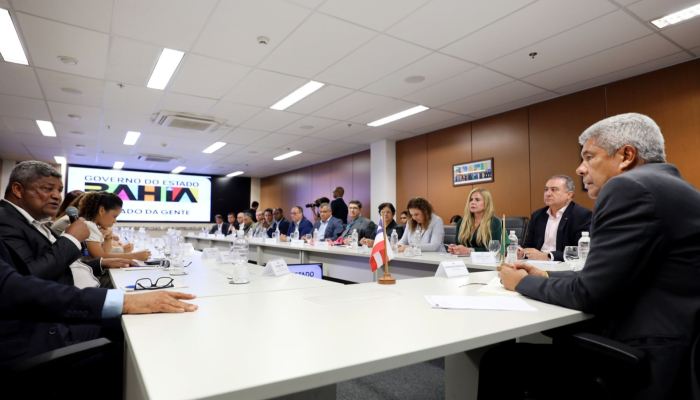 Governador Jerônimo Rodrigues durante assinatura de convênio sobre resíduos sólidos na Bahia