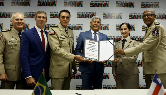Governador Jerônimo Rodrigues e a Coronel Ivana Teixeira durante solenidade de promoção de oficiais da PMBA