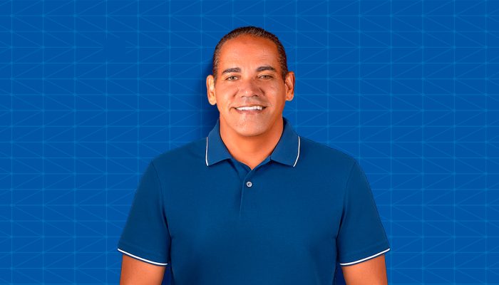 Bombeiro Motta veste azul em apoio à campanha Novembro Azul sobre prevenção ao câncer de próstata