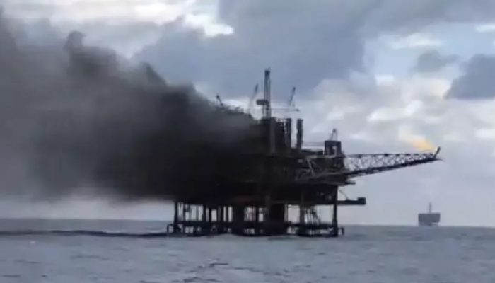 Plataforma de petróleo desativada pega fogo no RJ