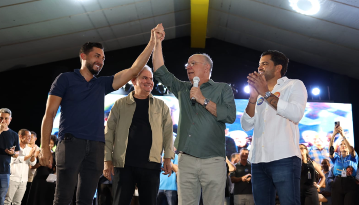 João de Furão discursa em evento de lançamento de pré-candidatura com lideranças políticas