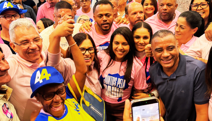 Kátia Oliveira chega à convenção do União Brasil acompanhada por apoiadores em Salvador
