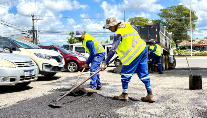 Máquinas e equipes realizam Operação Tapa-Buracos na Avenida Elmo Serejo em Simões Filho
