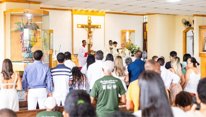 Igreja lotada durante missa de aniversário de Simões Filho sem presença do prefeito e vereadores