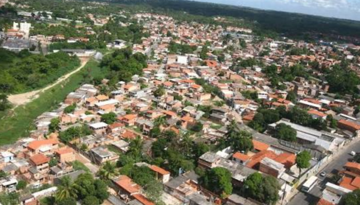 Moradores e técnicos reunidos em oficina de planejamento urbano para prevenção de desastres em Simões Filho.