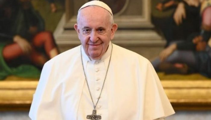 Papa Francisco morre aos 88 anos após internação por pneumonia