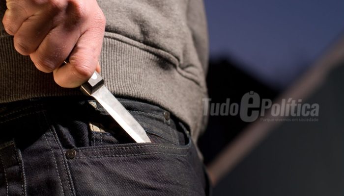 Motorista é atacado a facadas durante corrida e tem carro roubado na BR-324, em Simões Filho