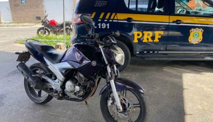 Policiais da PRF recuperam moto roubada em Simões Filho, Bahia, durante operação de fiscalização rodoviária.