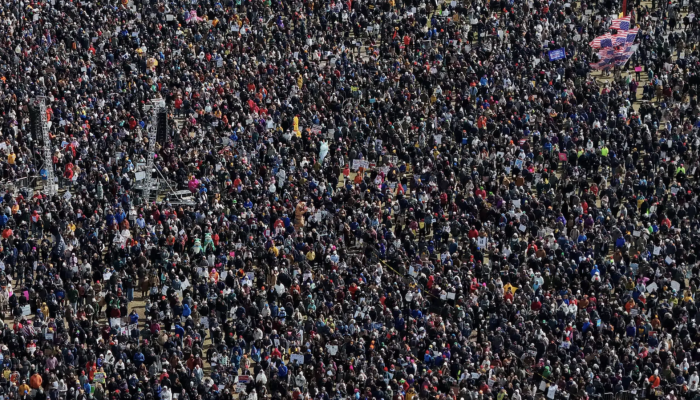 Multidão protesta contra Donald Trump em manifestação nos Estados Unidos