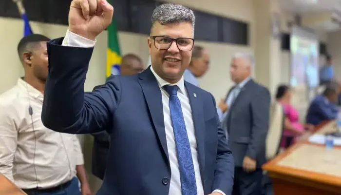 Presidente Itus Ramos durante posse na Câmara Municipal de Simões Filho, discursando sobre governabilidade e progresso.