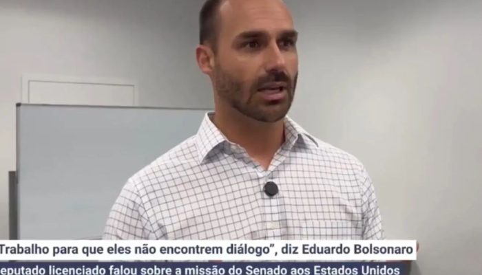 Eduardo Bolsonaro em evento nos EUA, criticando missão brasileira e defendendo sanções