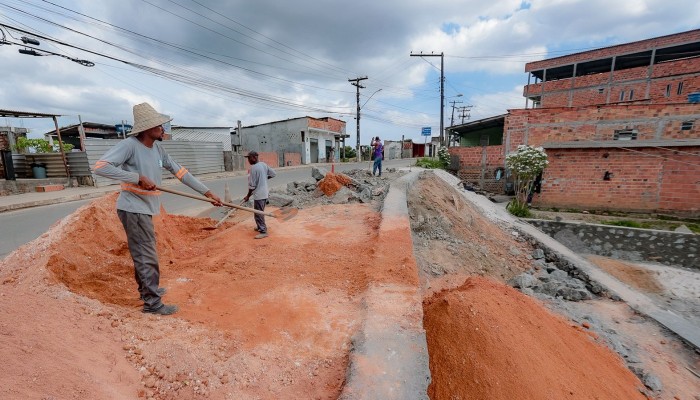 Obras de contenção de encosta com estruturas de estabilização sendo executadas em área urbana
