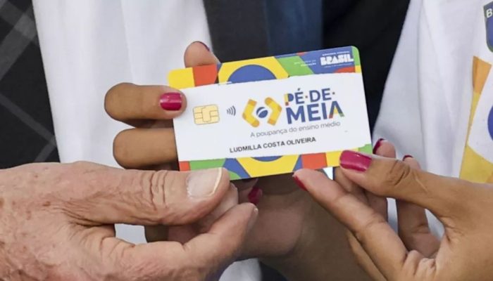 Estudantes recebendo incentivo matrícula Pé-de-Meia.