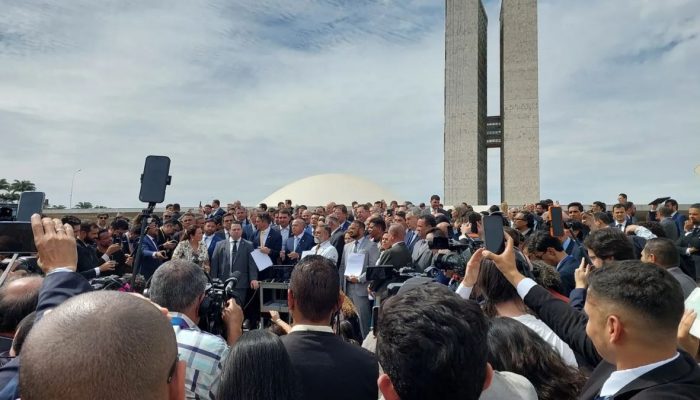Parlamentares bolsonaristas bloquearam votações no Congresso após prisão de Bolsonaro. Oposição exige anistia, fim do foro e impeachment de Moraes.