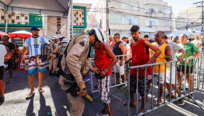 Policiais militares realizam abordagem em portal de segurança no acesso ao Furdunço, em Salvador