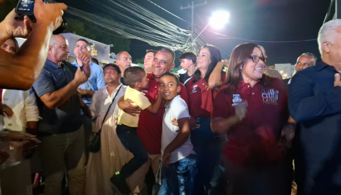Prefeito e vice-prefeita participam da abertura da Semana da Cultura Gospel na Praça da Bíblia, durante momento de louvor.