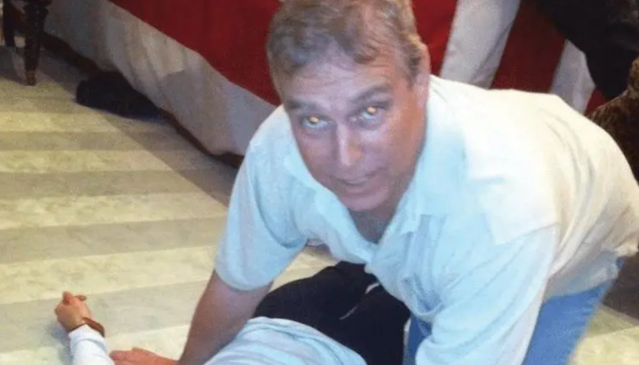 Príncipe Andrew deixando residência após prisão no Reino Unido em investigação ligada a Jeffrey Epstein