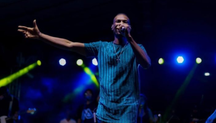 Público acompanha apresentações da Semana da Cultura Gospel na Praça da Bíblia durante programação musical noturna.