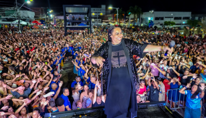 Público acompanha apresentações musicais durante a Semana da Cultura Gospel na Praça da Bíblia