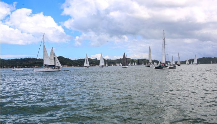 Veleiros na 56ª regata Aratu-Maragojipe movimentando a Baía de Aratu em Simões Filho