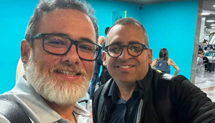 Tum e João Campos sorrindo e se cumprimentando em Brasília.