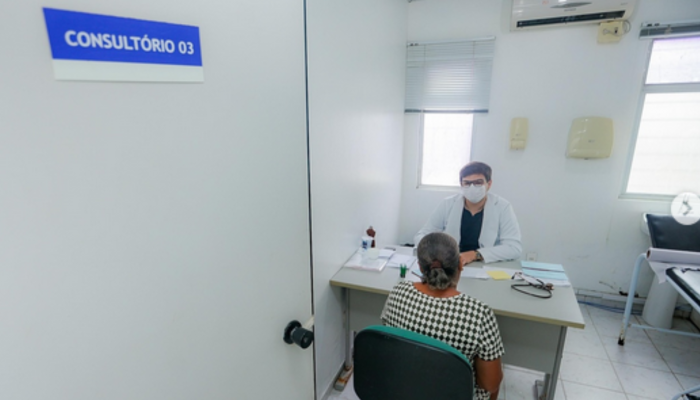 Mulher realiza agendamento de exame preventivo na UBS PAM CIA em Simões Filho