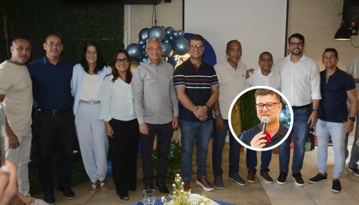 Vereador Itus Ramos ao centro, cercado por autoridades políticas e convidados durante homenagem de aniversário na Câmara de Simões Filho.