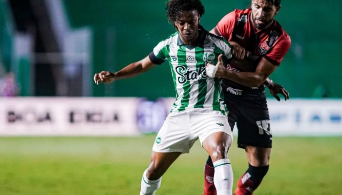 Jogadores do Vitória durante partida contra o Juventude.