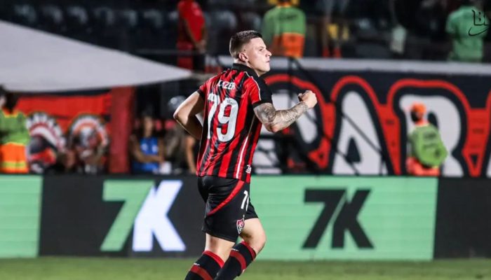 Com um a menos, Vitória vence o Vasco de virada com dois gols de Renato Kayzer e sai do Z-4