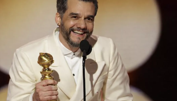 Wagner Moura segura o troféu de melhor ator em filme de drama durante cerimônia do Globo de Ouro 2026