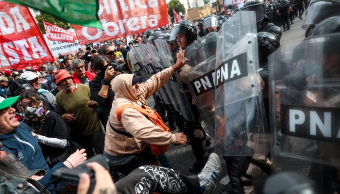 Manifestantes protestam contra o governo Milei em Buenos Aires.